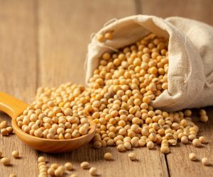 molho-de-soja-e-soja-no-assoalho-de-madeira-molho-de-soja-conceito-de-nutricao-alimentar